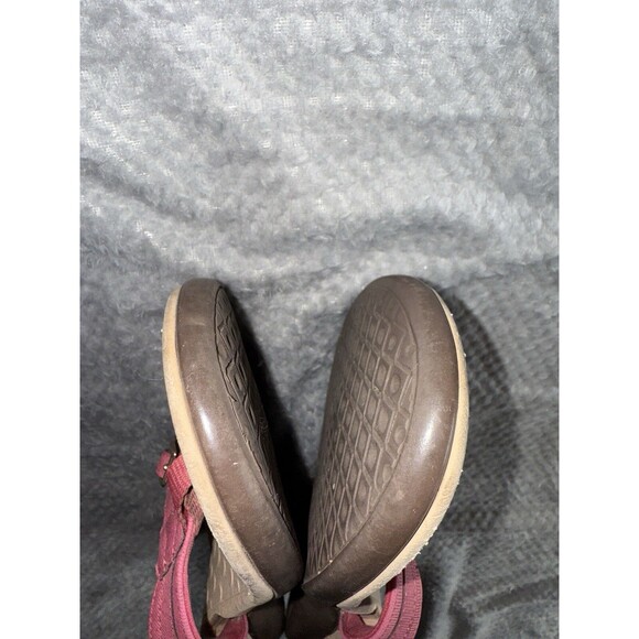 Vionic Red and Tan Sandals - Picture 5 of 12